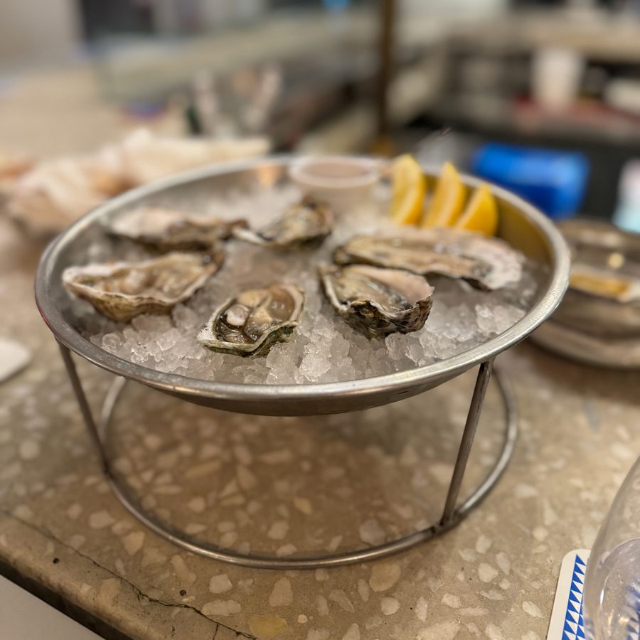 Oysters on ice at Oesters e Coisa, 2024
