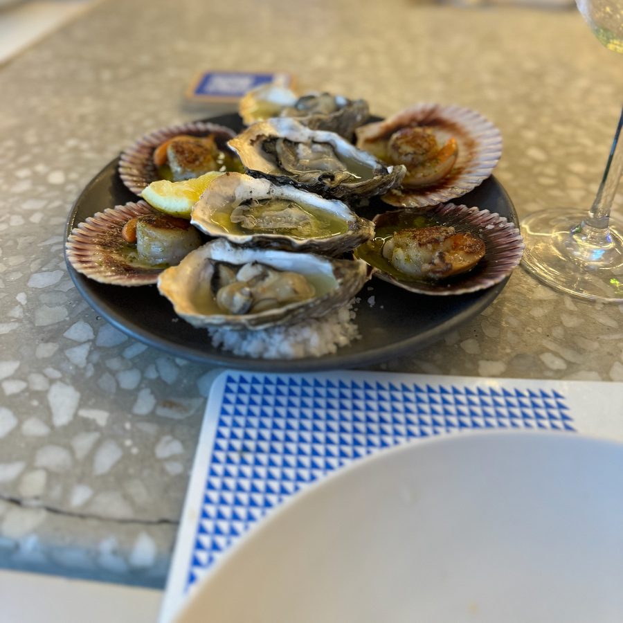 Oysters on ice at Oesters e Coisa, 2024