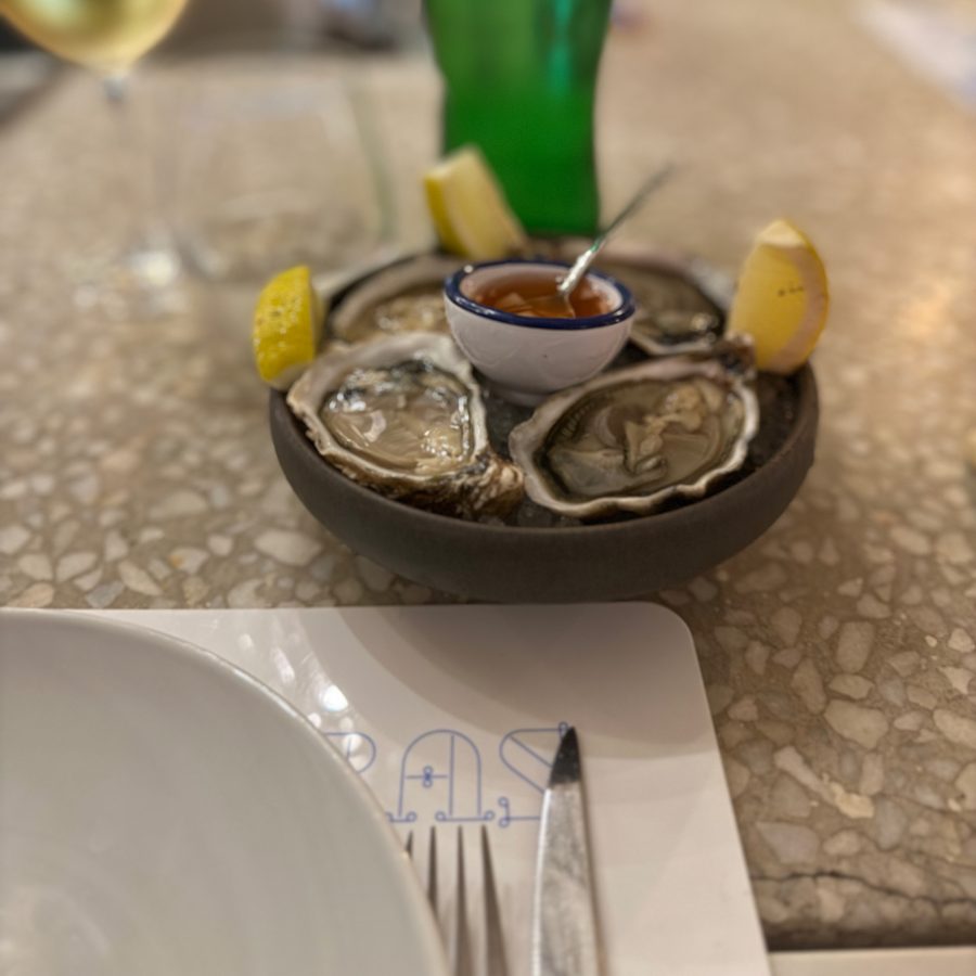 Oysters on ice at Oesters e Coisa, 2025
