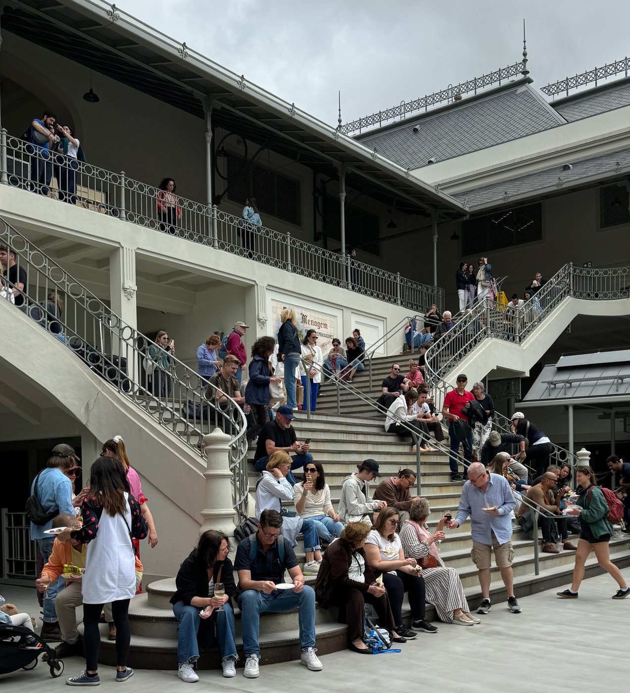 Mercado do Bolhão, the courtyard steps at lunchtime, May 2024