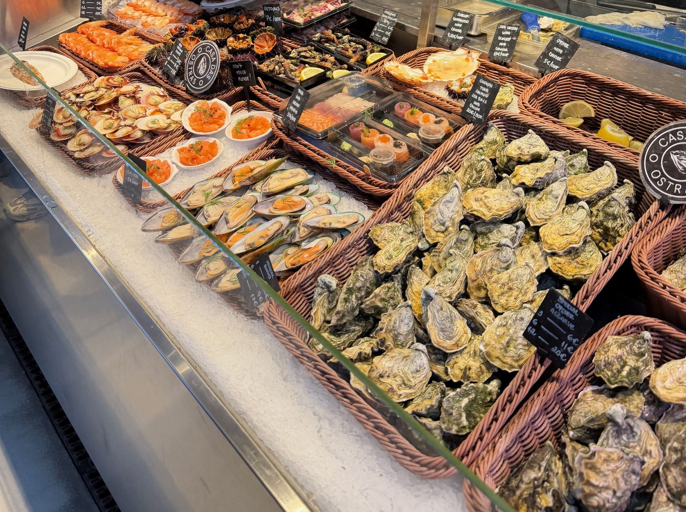 Mercado do Bolhão, the oyster and seafood counter, October 2026